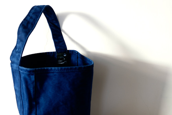 LifeClassico's tweet image. たいへんご好評をいただいている藍染めのTEMBEA Baguette Toteが再入荷しました。愛用するごとに味わい深くなるバックです。
#TEMBEA
TEMBEA　Baguette Tote　Price : ¥24.200（Tax in）　Color : Dk-Indigo　Size : W34 × H36 × D14cm　
Cotton 100%　Made in Japan.

classico-life.jugem.jp/?eid=4791