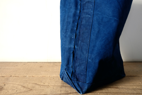 LifeClassico's tweet image. たいへんご好評をいただいている藍染めのTEMBEA Baguette Toteが再入荷しました。愛用するごとに味わい深くなるバックです。
#TEMBEA
TEMBEA　Baguette Tote　Price : ¥24.200（Tax in）　Color : Dk-Indigo　Size : W34 × H36 × D14cm　
Cotton 100%　Made in Japan.

classico-life.jugem.jp/?eid=4791