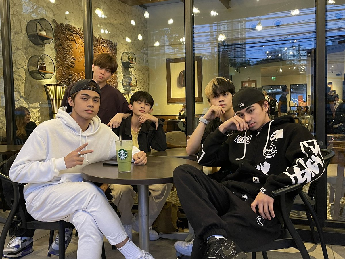FRAPPRINCE's tweet photo. let's all wear black and not tell matt 😮‍💨 https://t.co/g4OlgWEDvn
