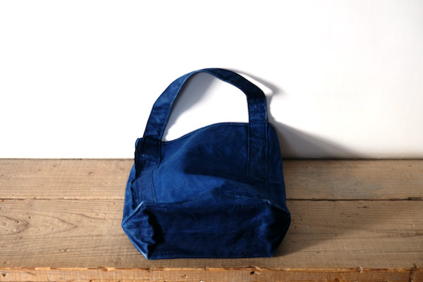 LifeClassico's tweet image. たいへんご好評をいただいている藍染めのTEMBEA Baguette Toteが再入荷しました。愛用するごとに味わい深くなるバックです。
#TEMBEA
TEMBEA　Baguette Tote　Price : ¥24.200（Tax in）　Color : Dk-Indigo　Size : W34 × H36 × D14cm　
Cotton 100%　Made in Japan.

classico-life.jugem.jp/?eid=4791