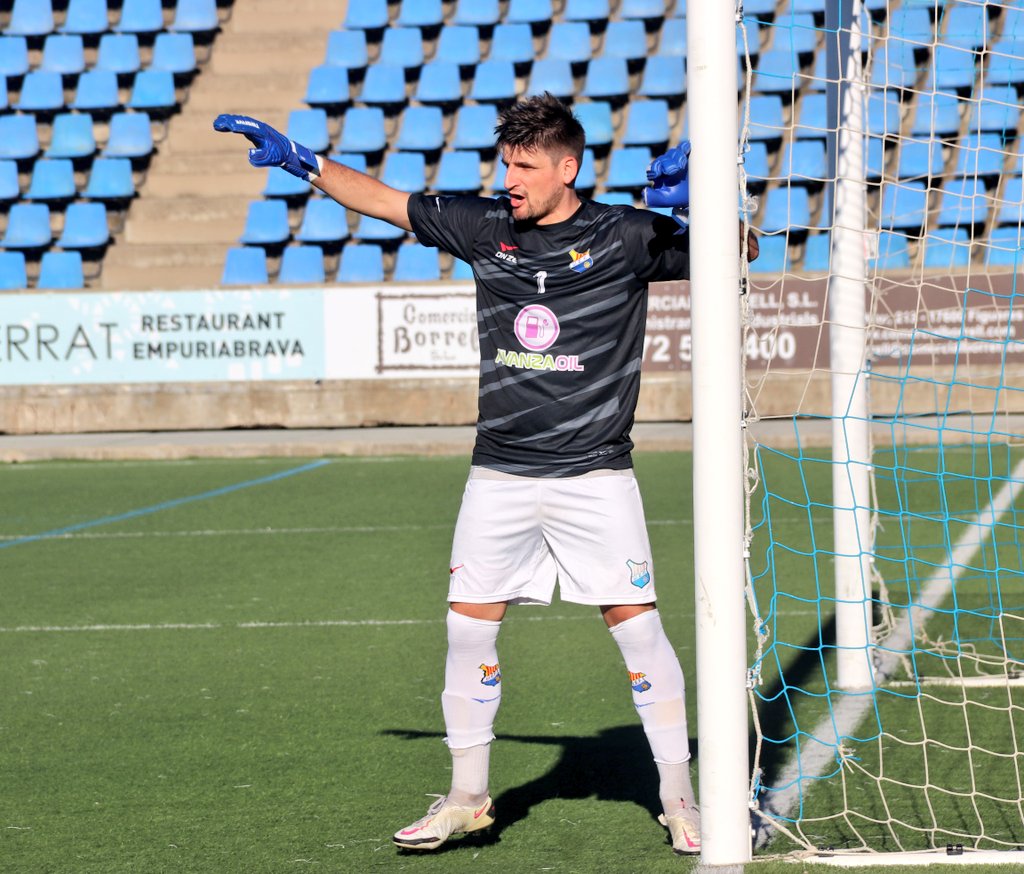 UEFigueres's tweet photo. 🔙 𝗧𝗼𝗿𝗻𝗮 𝗤𝘂𝗶𝗻𝘁𝗶!

🧤 El porter de la #UEFigueres va reaparèixer diumenge en una convocatòria del 1r equip. Una lesió muscular que va patir el 18 de desembre l'ha deixat dos mesos fora dels terrenys de joc. Bentornat, Quinti! https://t.co/Qbn4whdkOT