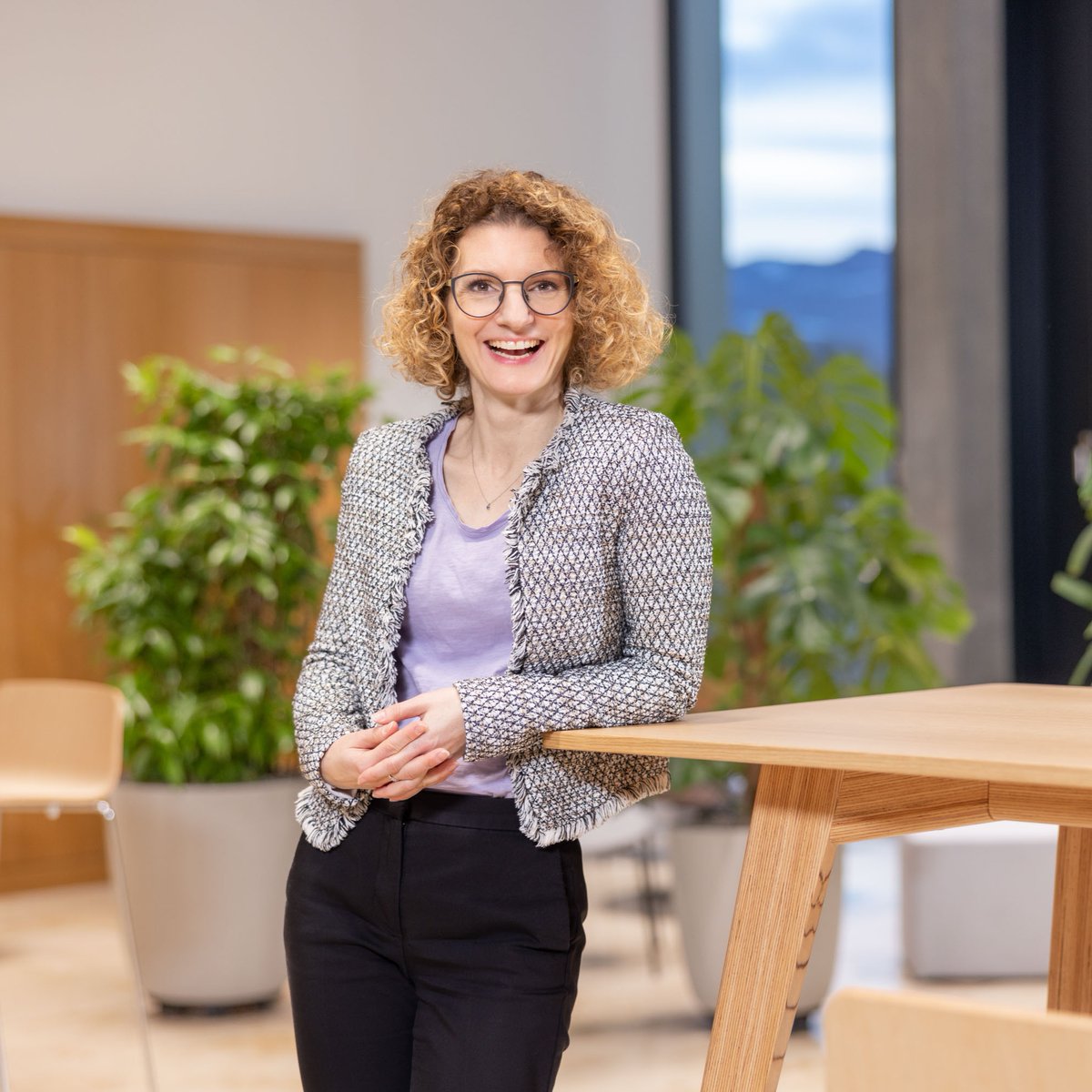 meierkamer_ch's tweet photo. Wir durften neue Business Fotos von Dr. Patricia Feubli an der HSLU Rotkreuz erstellt. Ziel war ungezwungene und persönliche Bilder für Social Media, Interviews &amp; Magazine. Es entstanden Bilder, die Persönlichkeit &amp; Energie perfekt einfangen.
#businessphotography #hslurotkreuz https://t.co/6UgdedeDbD