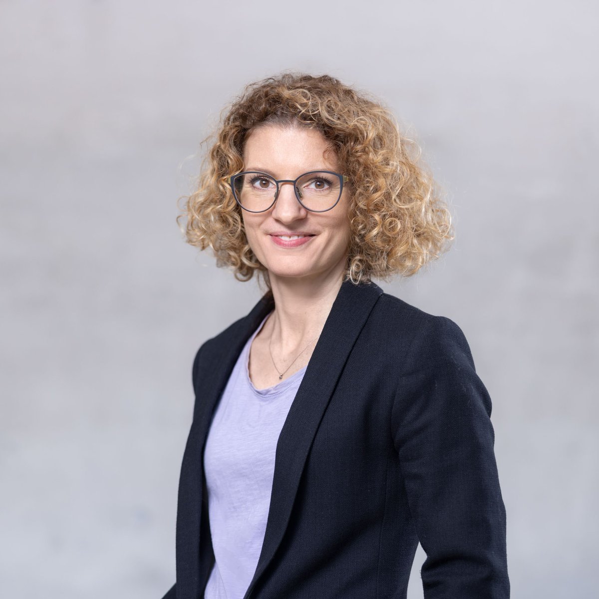 meierkamer_ch's tweet photo. Wir durften neue Business Fotos von Dr. Patricia Feubli an der HSLU Rotkreuz erstellt. Ziel war ungezwungene und persönliche Bilder für Social Media, Interviews &amp; Magazine. Es entstanden Bilder, die Persönlichkeit &amp; Energie perfekt einfangen.
#businessphotography #hslurotkreuz https://t.co/6UgdedeDbD