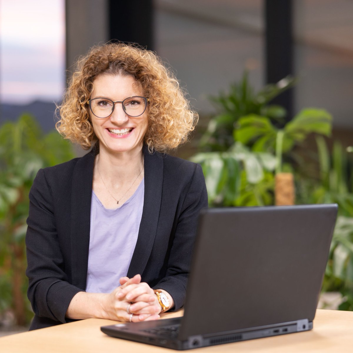 meierkamer_ch's tweet photo. Wir durften neue Business Fotos von Dr. Patricia Feubli an der HSLU Rotkreuz erstellt. Ziel war ungezwungene und persönliche Bilder für Social Media, Interviews &amp; Magazine. Es entstanden Bilder, die Persönlichkeit &amp; Energie perfekt einfangen.
#businessphotography #hslurotkreuz https://t.co/6UgdedeDbD