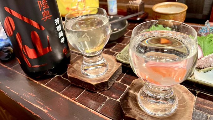 帰りに特典のクリアフォトカードを使いつつ一杯やる池袋『三太郎』美味しかった全部美味しかったけど特に鯖と舞茸の炊き込みご飯絶品だった因みに我々の推しシリーズはハトプリです 