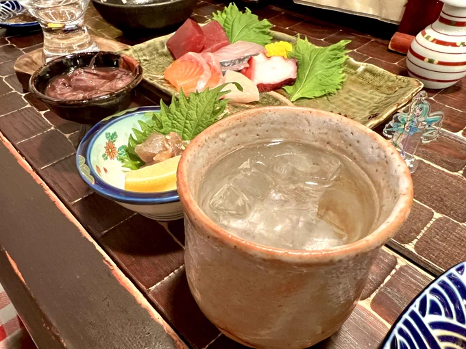 帰りに特典のクリアフォトカードを使いつつ一杯やる池袋『三太郎』美味しかった全部美味しかったけど特に鯖と舞茸の炊き込みご飯絶品だった因みに我々の推しシリーズはハトプリです 