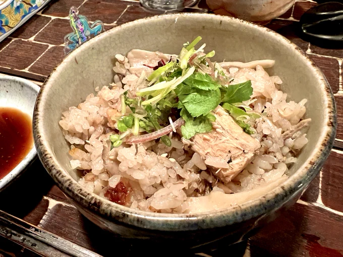帰りに特典のクリアフォトカードを使いつつ一杯やる池袋『三太郎』美味しかった全部美味しかったけど特に鯖と舞茸の炊き込みご飯絶品だった因みに我々の推しシリーズはハトプリです 