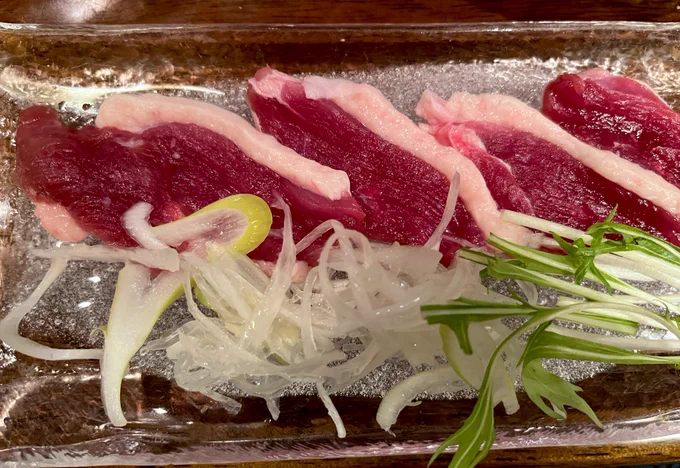 昨日は大変大変美味しいご飯をいただいて来ました。みてくれこの美味そうなご飯を…生サバ、馬レバ刺し、鴨しゃぶ……どれもガチ美味しかったぞ…宇都宮の「夢酒房かりん」さんです新幹線で通います 