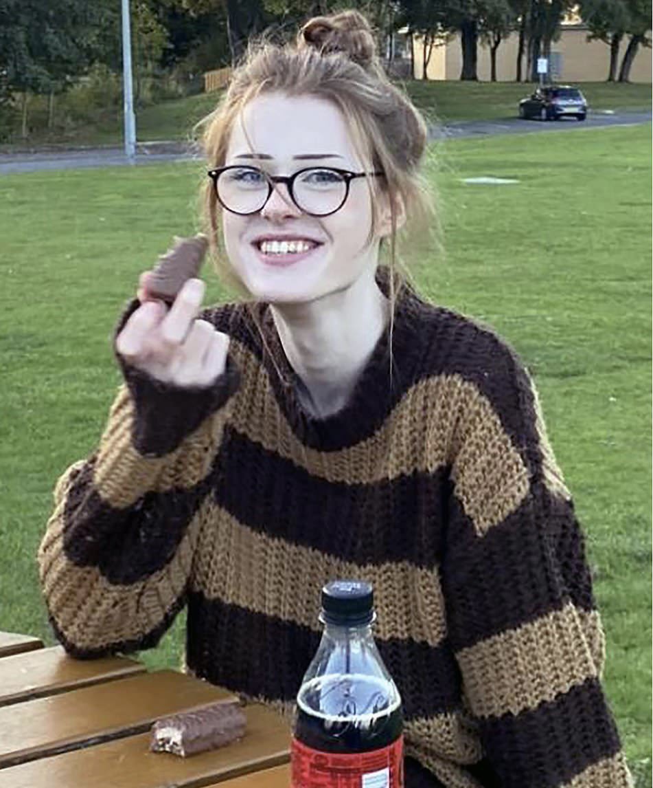 PossibileIt's tweet photo. Aveva solo 16 anni Brianna Ghey, una ragazza trans che con orgoglio raccontava il suo percorso di transizione su TikTok. 
È stata brutalmente uccisa e sfigurata in un parco, la polizia non esclude il crimine d’odio. 

Essere trans, in Inghilterra come in Italia, è una condanna. https://t.co/yiC8t5VQaH