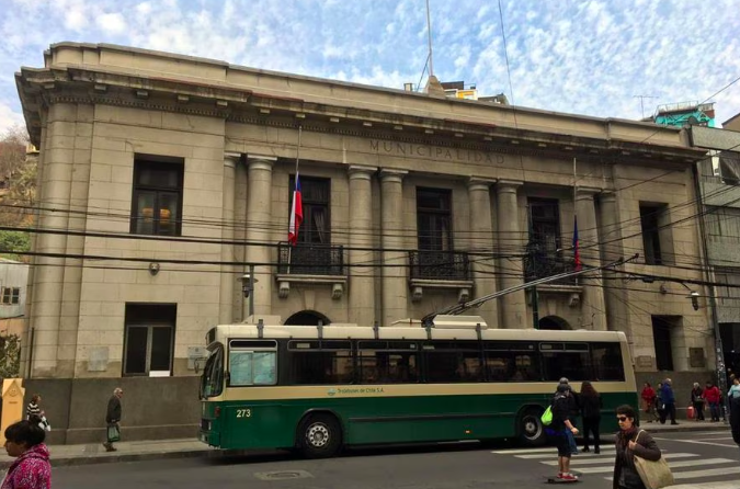 latercera's tweet photo. 50 denuncias y 16 sumarios: los casos de acoso laboral, sexual y maltrato laboral que salpican la gestión del alcalde Jorge Sharp en Valparaíso https://t.co/A5sfCyMfYj https://t.co/IakIkaNhbK