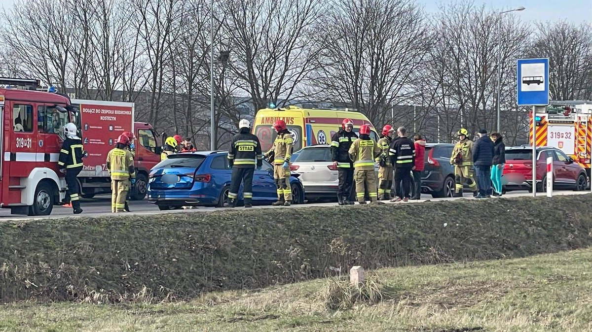 swarzedzlive's tweet photo. 🚨 Wypadek na DK92 | #Jasin

Około g. 11 doszło do wypadku na ulicy Poznańskiej w Jasinie. Zderzyły się 3️⃣ auta, 1️⃣ osoba została poszkodowana.

⚠️ Wypadek miał miejsce niedaleko kolorowego wiaduktu na jezdni w kierunku Poznania. Ruch odbywa się jednym pasem.

📸 @swarzedzlive https://t.co/rlmUx627gv
