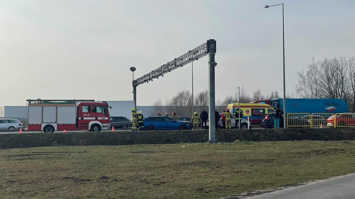 swarzedzlive's tweet photo. 🚨 Wypadek na DK92 | #Jasin

Około g. 11 doszło do wypadku na ulicy Poznańskiej w Jasinie. Zderzyły się 3️⃣ auta, 1️⃣ osoba została poszkodowana.

⚠️ Wypadek miał miejsce niedaleko kolorowego wiaduktu na jezdni w kierunku Poznania. Ruch odbywa się jednym pasem.

📸 @swarzedzlive https://t.co/rlmUx627gv