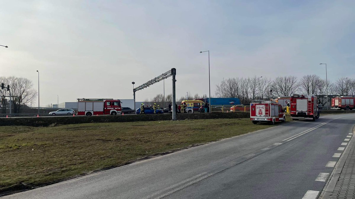 swarzedzlive's tweet photo. 🚨 Wypadek na DK92 | #Jasin

Około g. 11 doszło do wypadku na ulicy Poznańskiej w Jasinie. Zderzyły się 3️⃣ auta, 1️⃣ osoba została poszkodowana.

⚠️ Wypadek miał miejsce niedaleko kolorowego wiaduktu na jezdni w kierunku Poznania. Ruch odbywa się jednym pasem.

📸 @swarzedzlive https://t.co/rlmUx627gv