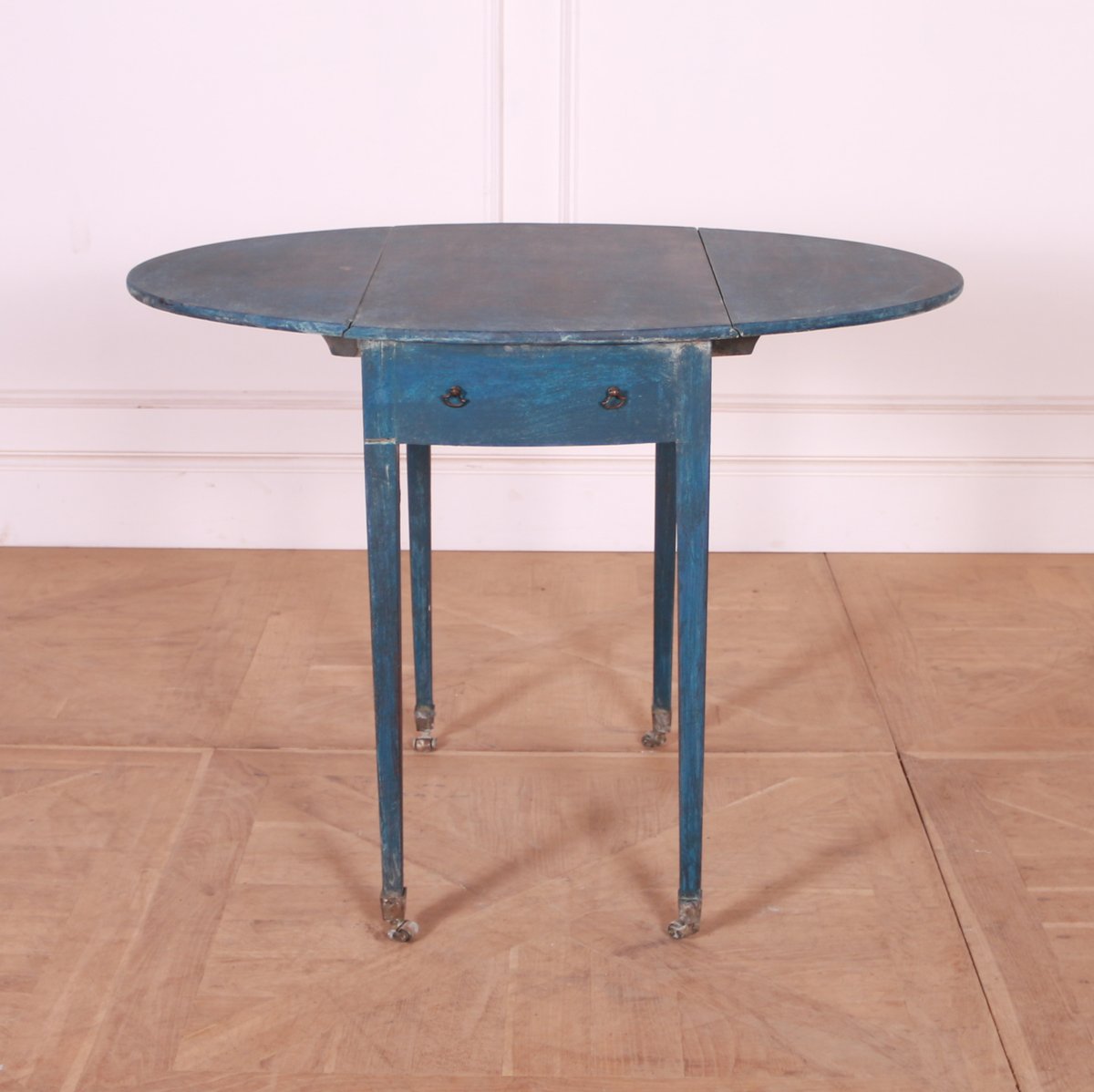 ArcadiaAntiques's tweet photo. Pretty one drawer English painted oak drop leaf Pembroke table. 1790.
With leaves up: 37.5" diameter.
Price: £1,150
#EnglishPembrokeTable
#dropleaftable
#paintedoaktable https://t.co/jG4s7eXcGE