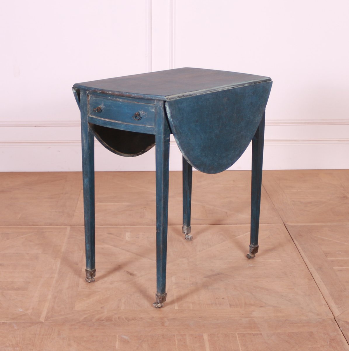 ArcadiaAntiques's tweet photo. Pretty one drawer English painted oak drop leaf Pembroke table. 1790.
With leaves up: 37.5" diameter.
Price: £1,150
#EnglishPembrokeTable
#dropleaftable
#paintedoaktable https://t.co/jG4s7eXcGE