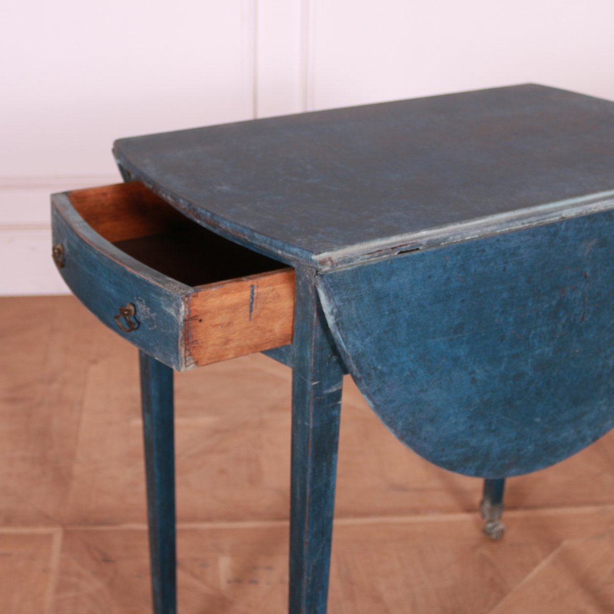 ArcadiaAntiques's tweet photo. Pretty one drawer English painted oak drop leaf Pembroke table. 1790.
With leaves up: 37.5" diameter.
Price: £1,150
#EnglishPembrokeTable
#dropleaftable
#paintedoaktable https://t.co/jG4s7eXcGE