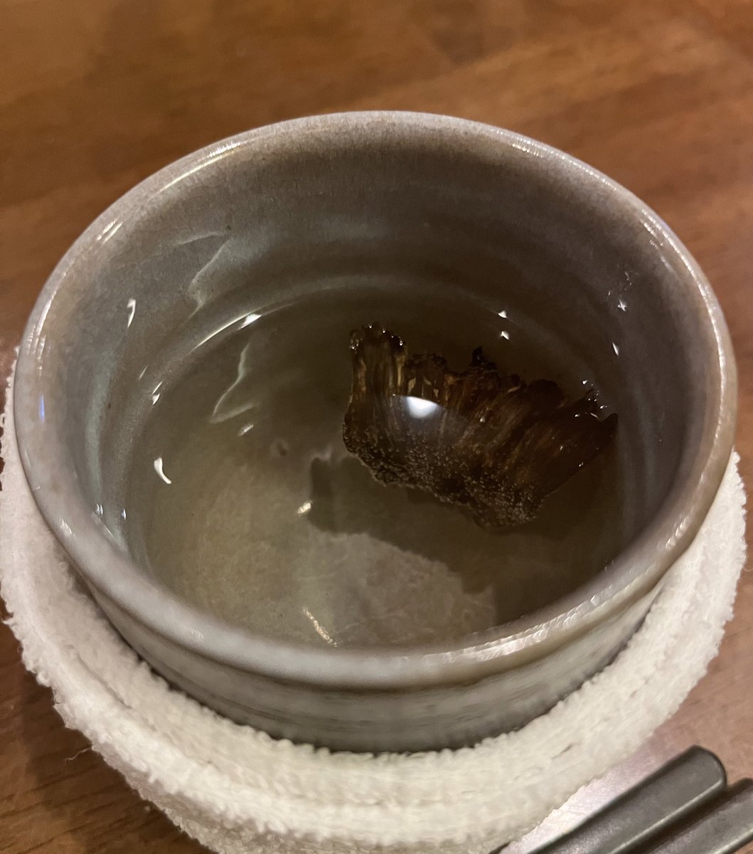 ほんとにみて、ホッキ貝謎の技術で火が点いてるよ
てっさもてっぴもうまうまだしヒレもお酒がおいしくなっちゃうって訳
食欲が勝って写真に収められてないお皿もあるんだけどお腹に収めたからオッケー 