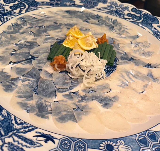 ほんとにみて、ホッキ貝謎の技術で火が点いてるよてっさもてっぴもうまうまだしヒレもお酒がおいしくなっちゃうって訳食欲が勝って写真に収められてないお皿もあるんだけどお腹に収めたからオッケー 