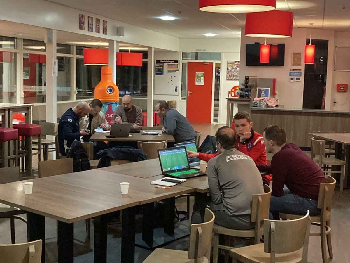 Derde bijeenkomst Masterclass Trainer/Coach 2022-2023, analyseren van wedstrijden! 
football2improve.com/1200275_derde-…
#Masterclass #voetbal #trainer #Coach #kennisdelen #opleidingen #ontwikkelen #football #bijscholen #licentiepunten #UEFA