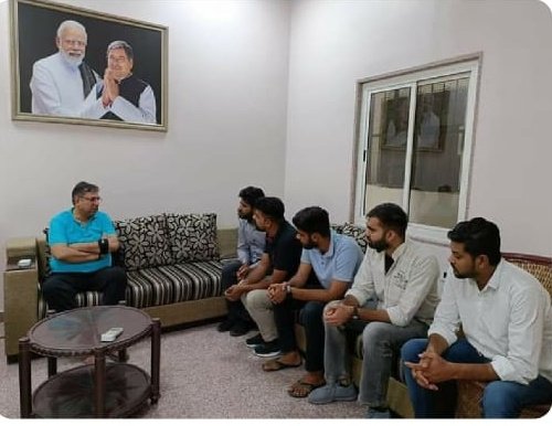अभी अभी माननीय सतीश जी पूनिया जी बजट प्रावधान पर विधानसभा में "CHA" का पक्ष लेते हुए राजस्थान सरकार की घोर निन्दा करी और कहा सरकार की वजह से इन्हें एक झटके में बेरोजगार कर दिया गया जो युवाओं के भविष्य के खातिर बहुत गलत है 
#CHA_की_नोकरी_बहाल_करें 
<a href="/DrSatishPoonia/">Satish Poonia</a> 
<a href="/ashokgehlot51/">Ashok Gehlot</a>