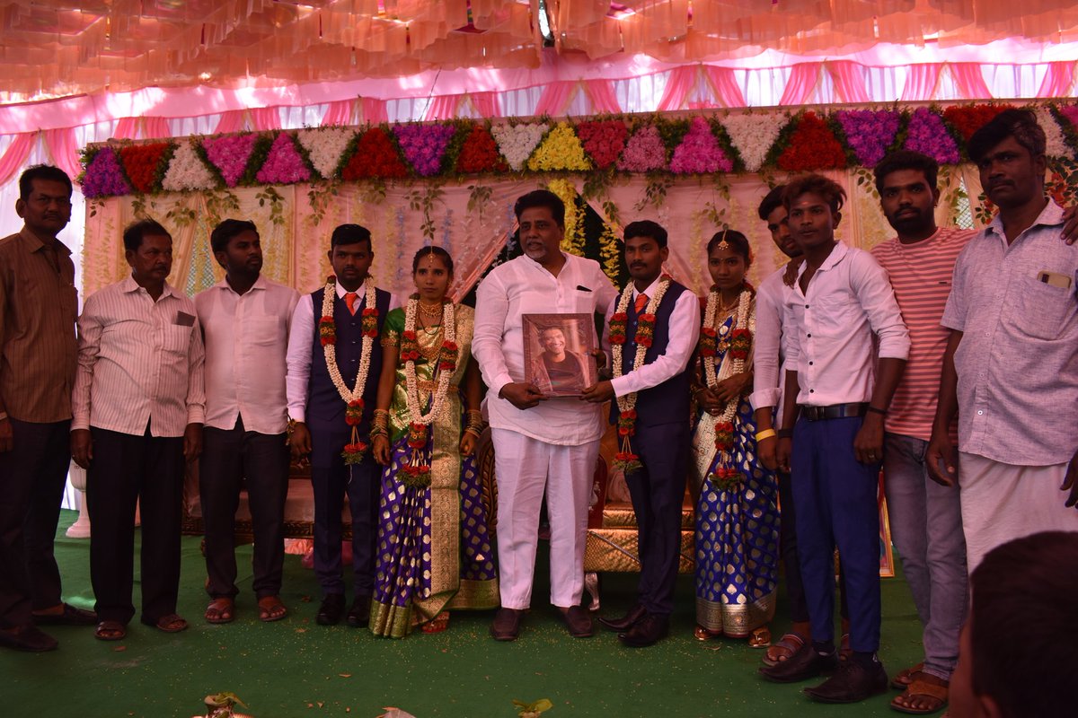 hnfimamniyazi's tweet image. ಇಂದು‌ ಹೊಸಪೇಟೆಯ ಬೈಲ್ವದ್ದಗೇರಿ ಗ್ರಾಮದಲ್ಲಿ ಮಂಚಾಲಿ ಕುಟುಂಬದವರ ಮದುವೆ ಸಮಾರಂಭಕ್ಕೆ *ಹೊಸಪೇಟೆಯ ಸಮಾಜ ಸೇವಕರು ಹಾಗೂ ವಿಜಯನಗರ ಜಿಲ್ಲಾ ಕಾಂಗ್ರೆಸ್ ಪ್ರಚಾರ ಸಮಿತಿಯ ಅಧ್ಯಕ್ಷರಾದ ಹೆಚ್.ಎನ್.ಎಫ್.ಇಮಾಮ್ ನಿಯಾಜಿ ಅವರು*  ಪಾಲ್ಗೊಂಡು ವಧು-ವರರಿಗೆ ಶುಭಹಾರೈಸಿದರು
#marriage #fuction