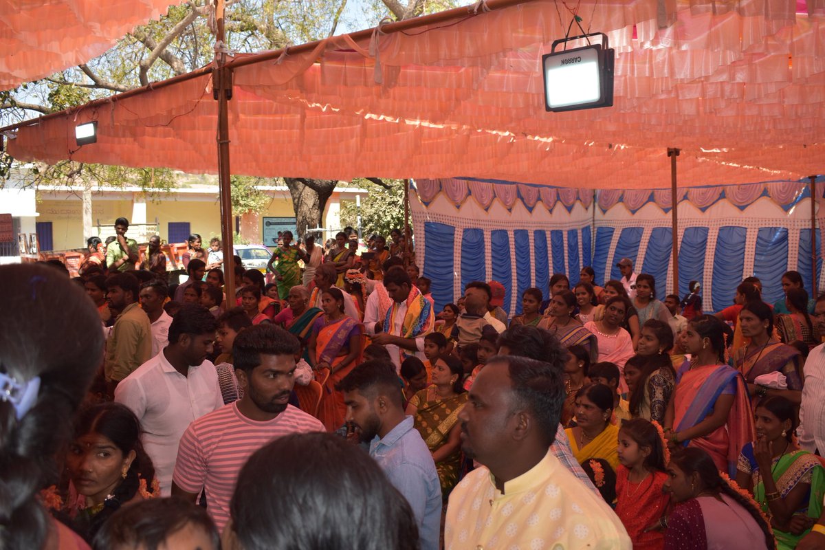 hnfimamniyazi's tweet image. ಇಂದು‌ ಹೊಸಪೇಟೆಯ ಬೈಲ್ವದ್ದಗೇರಿ ಗ್ರಾಮದಲ್ಲಿ ಮಂಚಾಲಿ ಕುಟುಂಬದವರ ಮದುವೆ ಸಮಾರಂಭಕ್ಕೆ *ಹೊಸಪೇಟೆಯ ಸಮಾಜ ಸೇವಕರು ಹಾಗೂ ವಿಜಯನಗರ ಜಿಲ್ಲಾ ಕಾಂಗ್ರೆಸ್ ಪ್ರಚಾರ ಸಮಿತಿಯ ಅಧ್ಯಕ್ಷರಾದ ಹೆಚ್.ಎನ್.ಎಫ್.ಇಮಾಮ್ ನಿಯಾಜಿ ಅವರು*  ಪಾಲ್ಗೊಂಡು ವಧು-ವರರಿಗೆ ಶುಭಹಾರೈಸಿದರು
#marriage #fuction