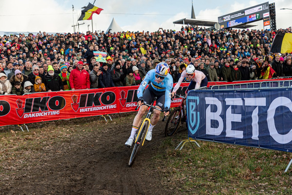 SPORTNEXT's tweet photo. Het WK Veldrijden in Hoogerheide wist de harten van crossliefhebbers van over de wereld te veroveren. En dat kwam niet alleen door een episch gevecht tussen Mathieu van der Poel en Wout van Aert. @TeamTOCNL kijkt terug op een geslaagd event:
https://t.co/bn2TJas1Xx https://t.co/rRJ6y01u5S
