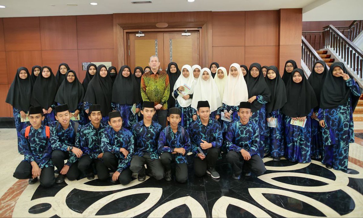PetraJayaMP's tweet photo. Menyantuni 40 pelajar serta 7 guru & Yang Dipertua PIBG Maktab Mahmud Bandar Baharu, Kedah, di ruang legar Parlimen hari ini tadi & turut memenuhi permintaan mereka untuk bergambar. Terserempak dengan mereka yang mengadakan lawatan sehari ke Parlimen.
#FYForYou
#MalaysiaMADANI https://t.co/P5SKrRCgkY