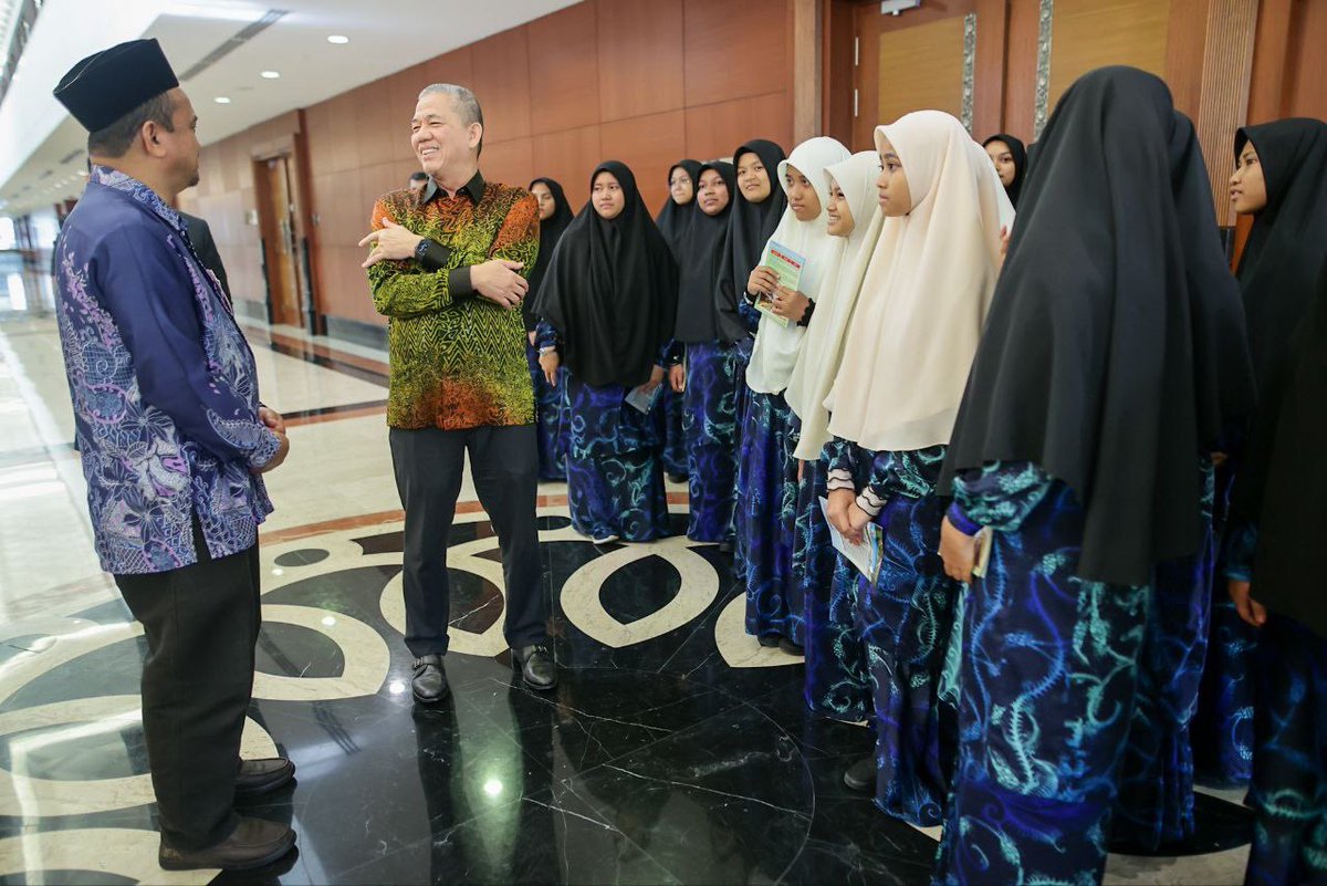 PetraJayaMP's tweet photo. Menyantuni 40 pelajar serta 7 guru & Yang Dipertua PIBG Maktab Mahmud Bandar Baharu, Kedah, di ruang legar Parlimen hari ini tadi & turut memenuhi permintaan mereka untuk bergambar. Terserempak dengan mereka yang mengadakan lawatan sehari ke Parlimen.
#FYForYou
#MalaysiaMADANI https://t.co/P5SKrRCgkY