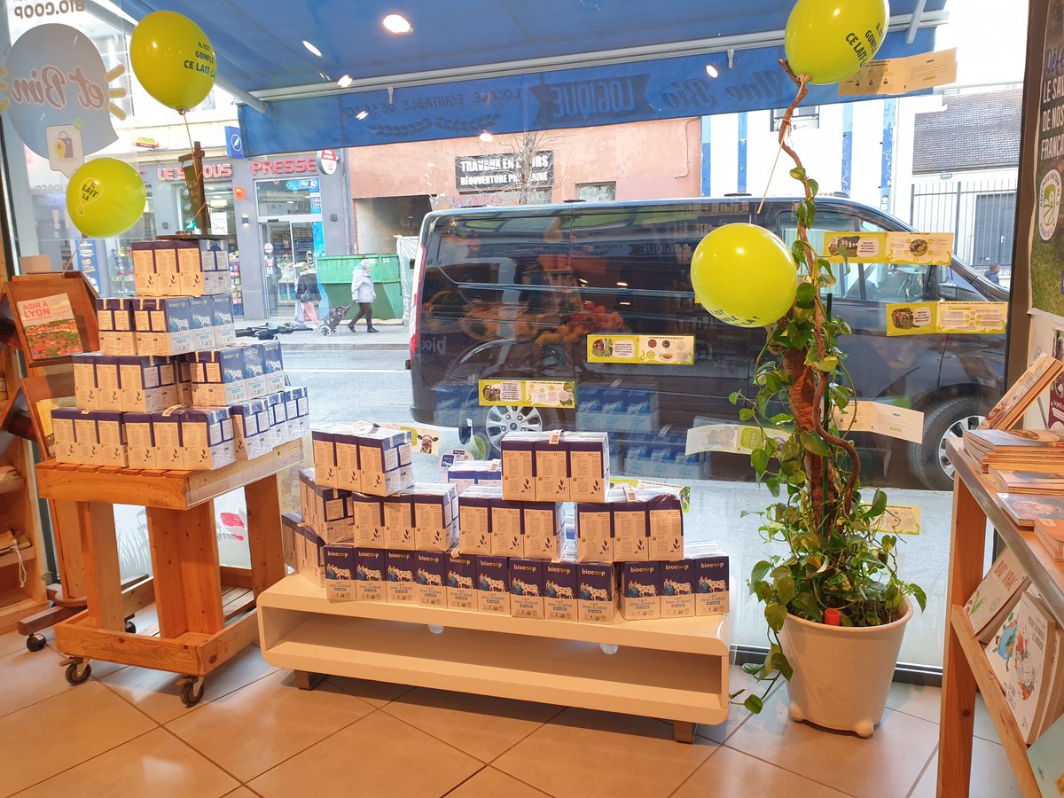 BiolaitOP's tweet photo. Quel plaisir de découvrir notre repère IL LAIT LÀ dans la vitrine du magasin @Biocoop Vaise à #Lyon (69) ! 🙌🏻💚🌿
#AgricultureBiologique #LaitBio https://t.co/0q24pdbCWd