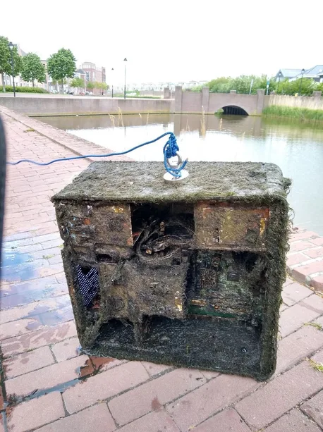 LDLC's tweet photo. Lui il a mal compris ce qu'était le watercooling. https://t.co/TevNcs6zeA