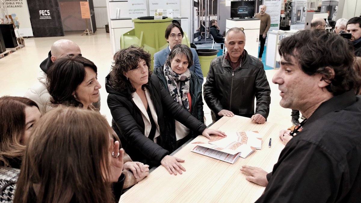 naciodigital's tweet photo. La consellera @teresajorda ha realitzat la inauguració oficial de la @fecsvic

➡️  El meteoròleg @tomasmolinab ha participat en una de les primeres jornades tècniques, dedicades a l’autoconsum elèctric

✍️ @arnauurgell | @adriacostarifa #fecsvic https://t.co/kggeG37Ebv https://t.co/AwlEvMHwfe