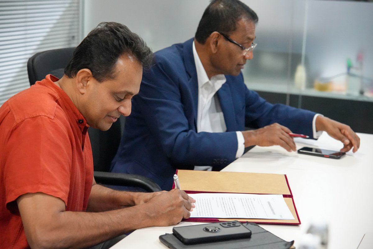 calcey's tweet photo. We're happy to announce that we've signed a MOU with @APIITsl 🖊
#mou #apiit #calcey https://t.co/hLVjmIH9Nd
