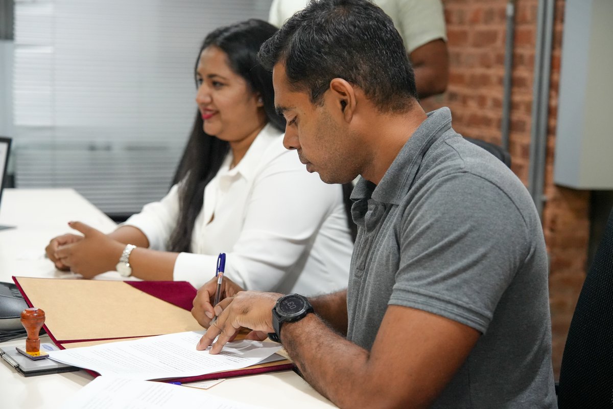 calcey's tweet photo. We're happy to announce that we've signed a MOU with @APIITsl 🖊
#mou #apiit #calcey https://t.co/hLVjmIH9Nd