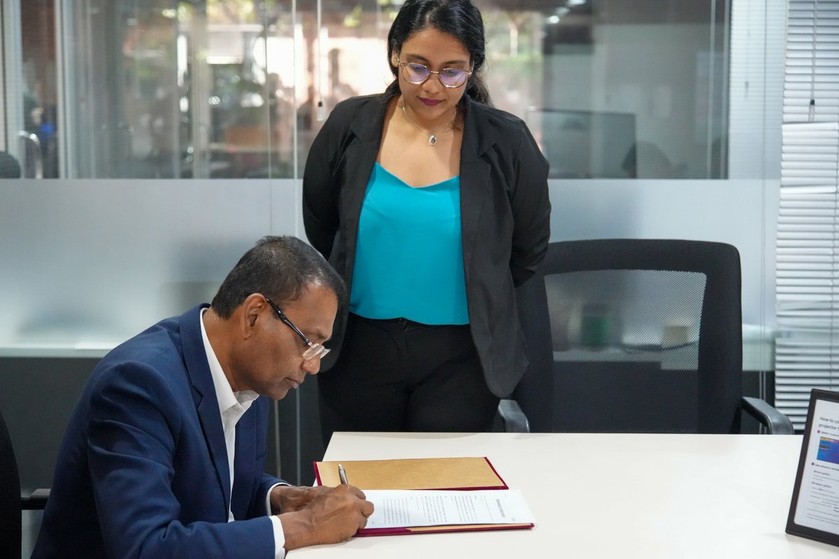 calcey's tweet photo. We're happy to announce that we've signed a MOU with @APIITsl 🖊
#mou #apiit #calcey https://t.co/hLVjmIH9Nd