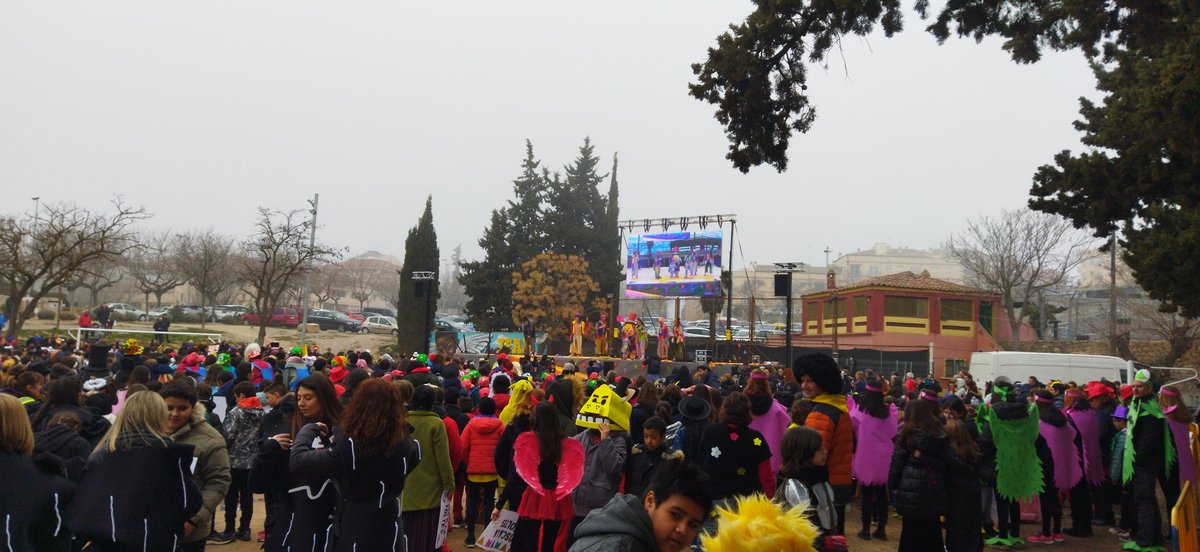 XaviRosApa's tweet photo. Més de 2000 infants de totes les escoles al #CarnestoltesInfantil
#CarnestoltesTàrrega2023
Primer ha aparegut el Gris, després els Poca-soltes i ara la #Toltes per encetar el Carnaval 🥳
@ajtarrega @CrumaTaller #pee_trrg @CulturaTarrega
#Tàrrega
#Urgell
#RepúblicaCatalana https://t.co/Oh4DhOhvsS