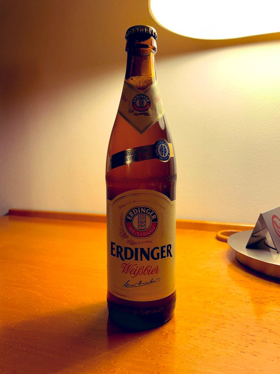 mochike_log's tweet photo. 今日はエルディンガーヴァイスビアで🍺超定番の安定感ある癖の少ない白ビール。うまい。個人的にはもっとガツンと白ビールならではの香りがある方が好み。 https://t.co/OjqoSGnlNR
