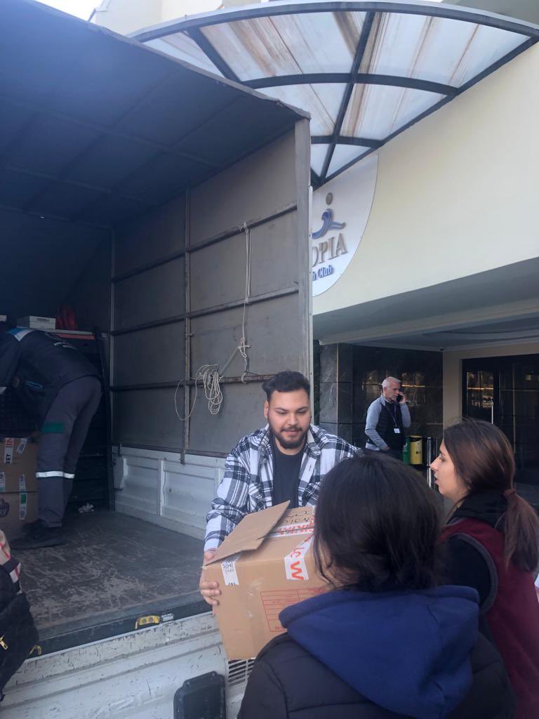 cemalyeniacun's tweet photo. Alanya Kaymakamlığımızın organize ettiği yardım tırında otelde kalan depremzede vatandaşlarımıza ihtiyaçlarını karışalamak için gönüllü ekibimizle yaraları sarmaya gayret ediyoruz. https://t.co/Ub1Qbvvay1