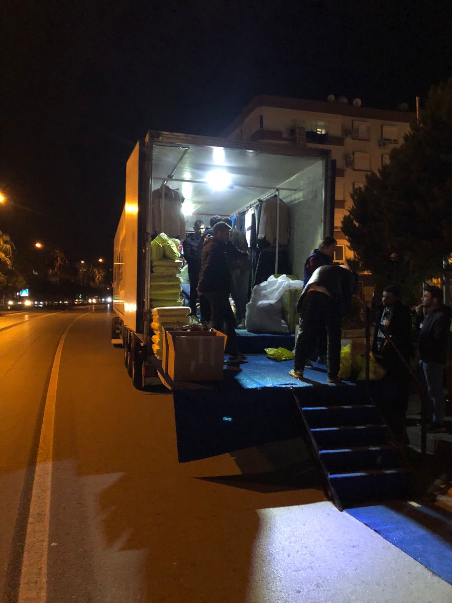 Alanya Kaymakamlığımızın organize ettiği yardım tırında otelde kalan depremzede vatandaşlarımıza ihtiyaçlarını karışalamak için gönüllü ekibimizle yaraları sarmaya gayret ediyoruz.