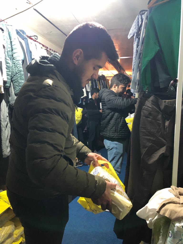 cemalyeniacun's tweet photo. Alanya Kaymakamlığımızın organize ettiği yardım tırında otelde kalan depremzede vatandaşlarımıza ihtiyaçlarını karışalamak için gönüllü ekibimizle yaraları sarmaya gayret ediyoruz. https://t.co/Ub1Qbvvay1