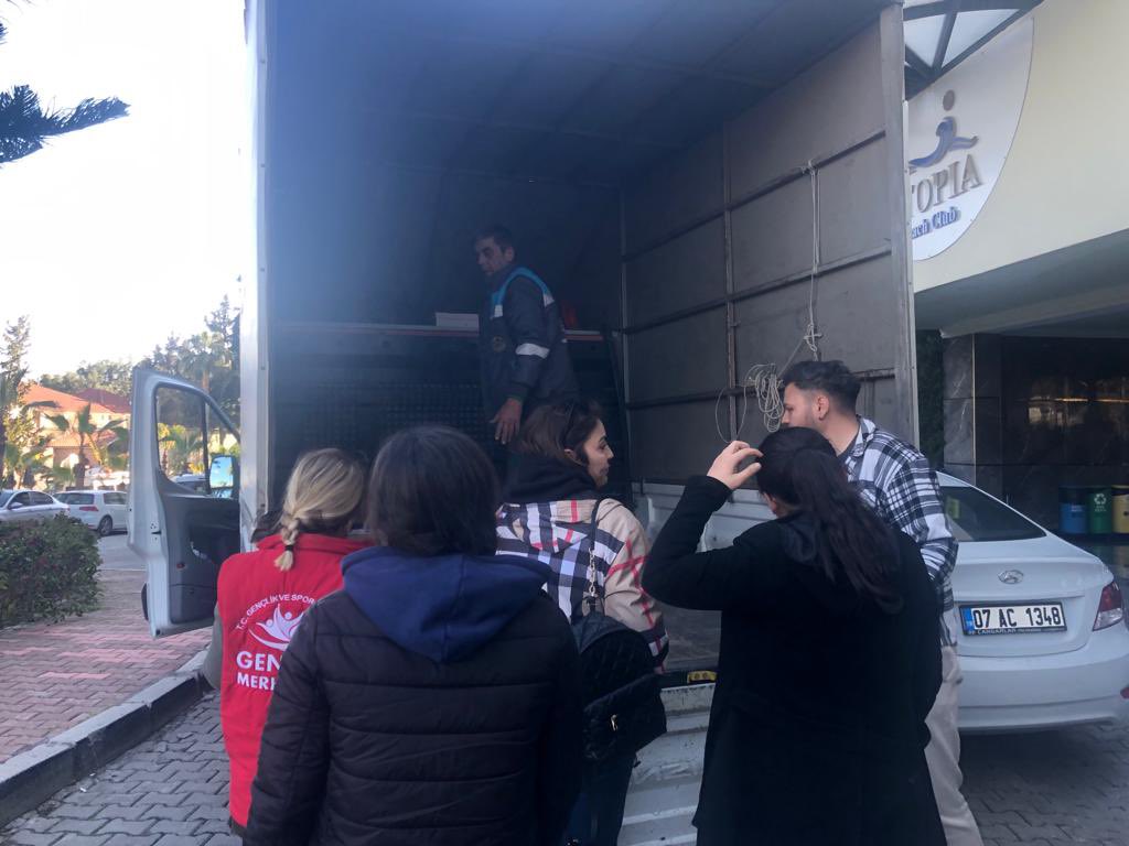 cemalyeniacun's tweet photo. Alanya Kaymakamlığımızın organize ettiği yardım tırında otelde kalan depremzede vatandaşlarımıza ihtiyaçlarını karışalamak için gönüllü ekibimizle yaraları sarmaya gayret ediyoruz. https://t.co/Ub1Qbvvay1