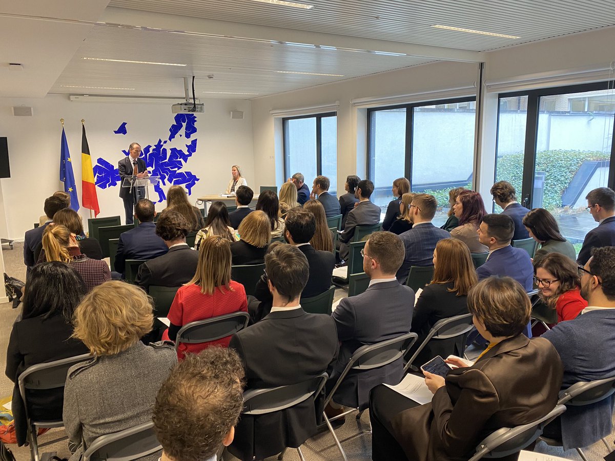 Today welcoming the 🇪🇺@EUDiploAcademy at the 🇧🇪 Permanent Representation today with the Director of the programme and Rector of the @collegeofeurope @FedericaMog

Amb. @PCartuyvels introduces the group to the specificities of the Belgian federal state and the work of #COREPERI