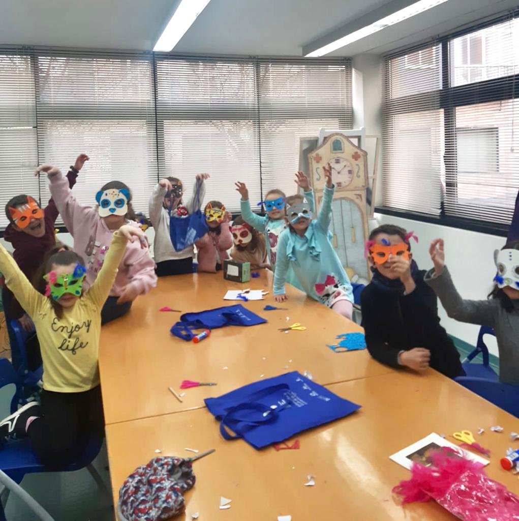 BPECuenca's tweet photo. 🧚‍♀️ ¡Ya ha llegado el #carnaval al #ClubDeLecturaInfantil «Campanilla»!
Ayer, los peques de 6/7 años, confeccionaron sus propias máscaras junto a Encar, su monitora, que les prepara unas actividades con las que se divierten un montón 🥰
#ActividadesEnLaBiblioteca https://t.co/TU7uUyJuY4