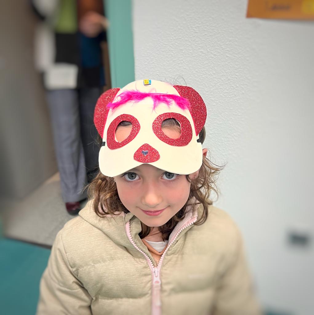 BPECuenca's tweet photo. 🧚‍♀️ ¡Ya ha llegado el #carnaval al #ClubDeLecturaInfantil «Campanilla»!
Ayer, los peques de 6/7 años, confeccionaron sus propias máscaras junto a Encar, su monitora, que les prepara unas actividades con las que se divierten un montón 🥰
#ActividadesEnLaBiblioteca https://t.co/TU7uUyJuY4