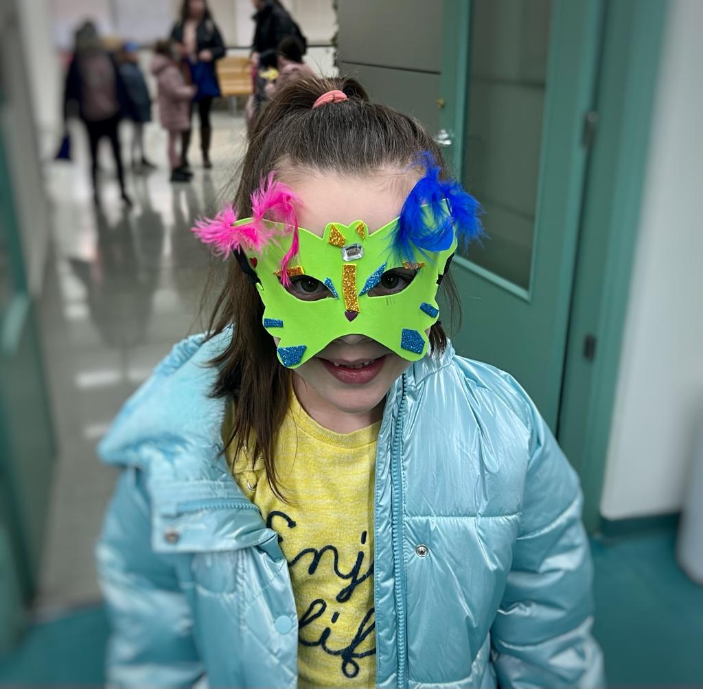 BPECuenca's tweet photo. 🧚‍♀️ ¡Ya ha llegado el #carnaval al #ClubDeLecturaInfantil «Campanilla»!
Ayer, los peques de 6/7 años, confeccionaron sus propias máscaras junto a Encar, su monitora, que les prepara unas actividades con las que se divierten un montón 🥰
#ActividadesEnLaBiblioteca https://t.co/TU7uUyJuY4