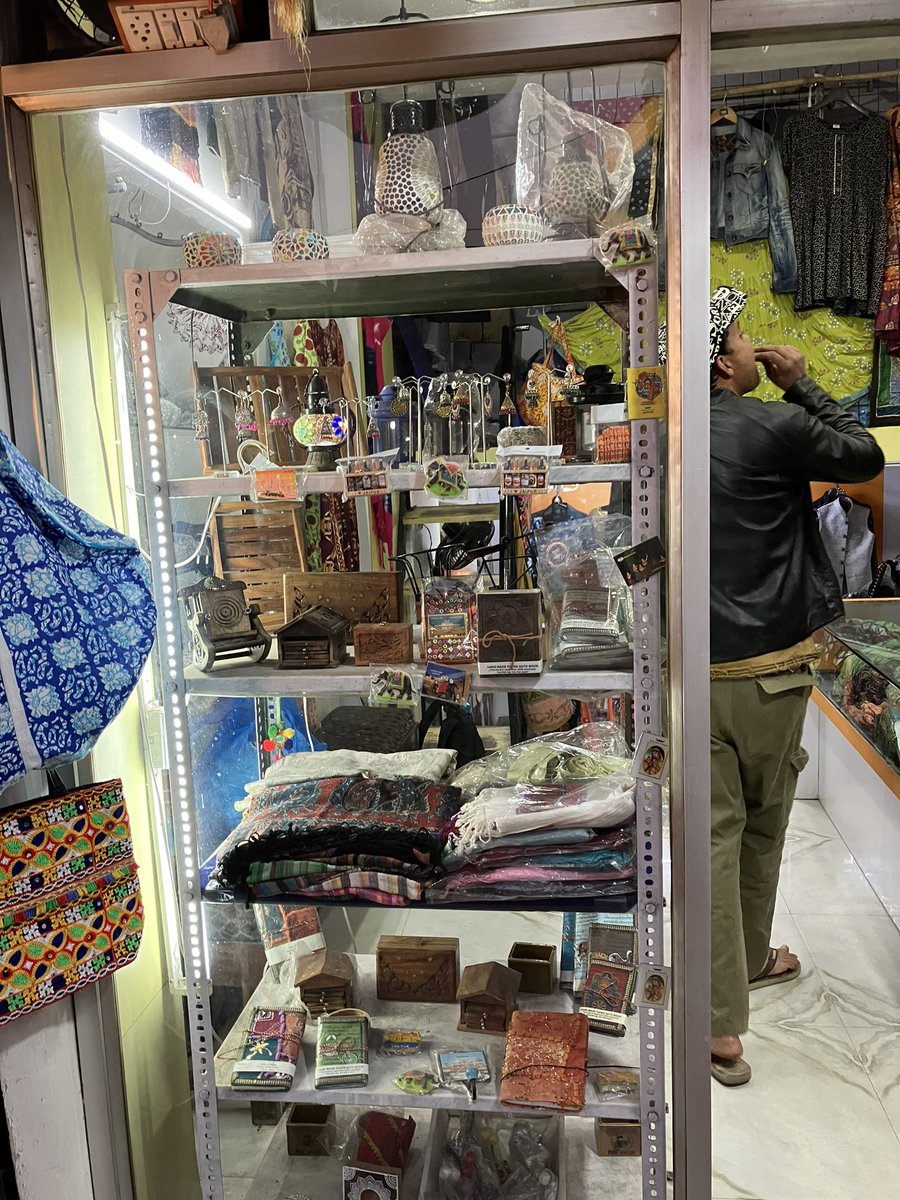 Indiafraud2302's tweet photo. その男は主にレザージャケットを扱った服屋を営んでいました。私はこの男を不審に思っていたので店と男の写真を撮りました。 https://t.co/J68pjs66lf