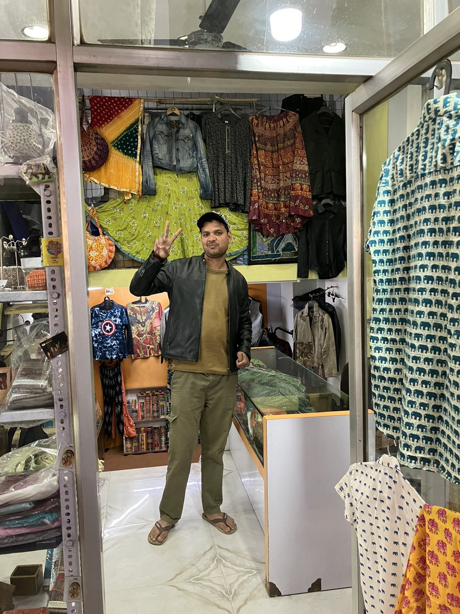Indiafraud2302's tweet photo. その男は主にレザージャケットを扱った服屋を営んでいました。私はこの男を不審に思っていたので店と男の写真を撮りました。 https://t.co/J68pjs66lf