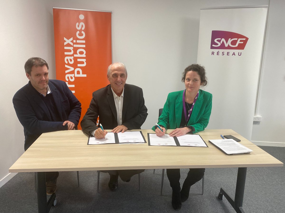 FRTP_MidiPy's tweet photo. 👐Signature de charte
Nous nous engageons aux côtés de @SNCFReseau #Occitanie  pour  les #AFNT. Nous continuons nos engagements pour la #decarbonation des #infrastructures, l'attractivité des #territoires et l'#emploi local !
⏩ https://t.co/l4LbEgNPOp
Merci à @CatherineTrevet https://t.co/RGnc6VkEu0