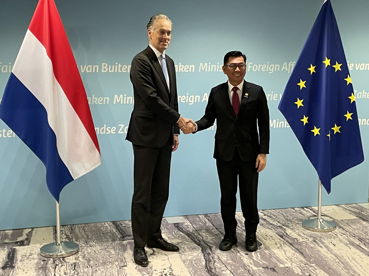 HE Secretary General Paul Huijts welcomed YB Datuk @MohamadHjAlamin this morning @DutchMFA, on his first visit abroad as Deputy Foreign Minister. They spoke about bilateral affairs, trade and cooperation on water solutions
@MalaysiaMFA @myembnl 🇲🇾🇳🇱@NLinMalaysia