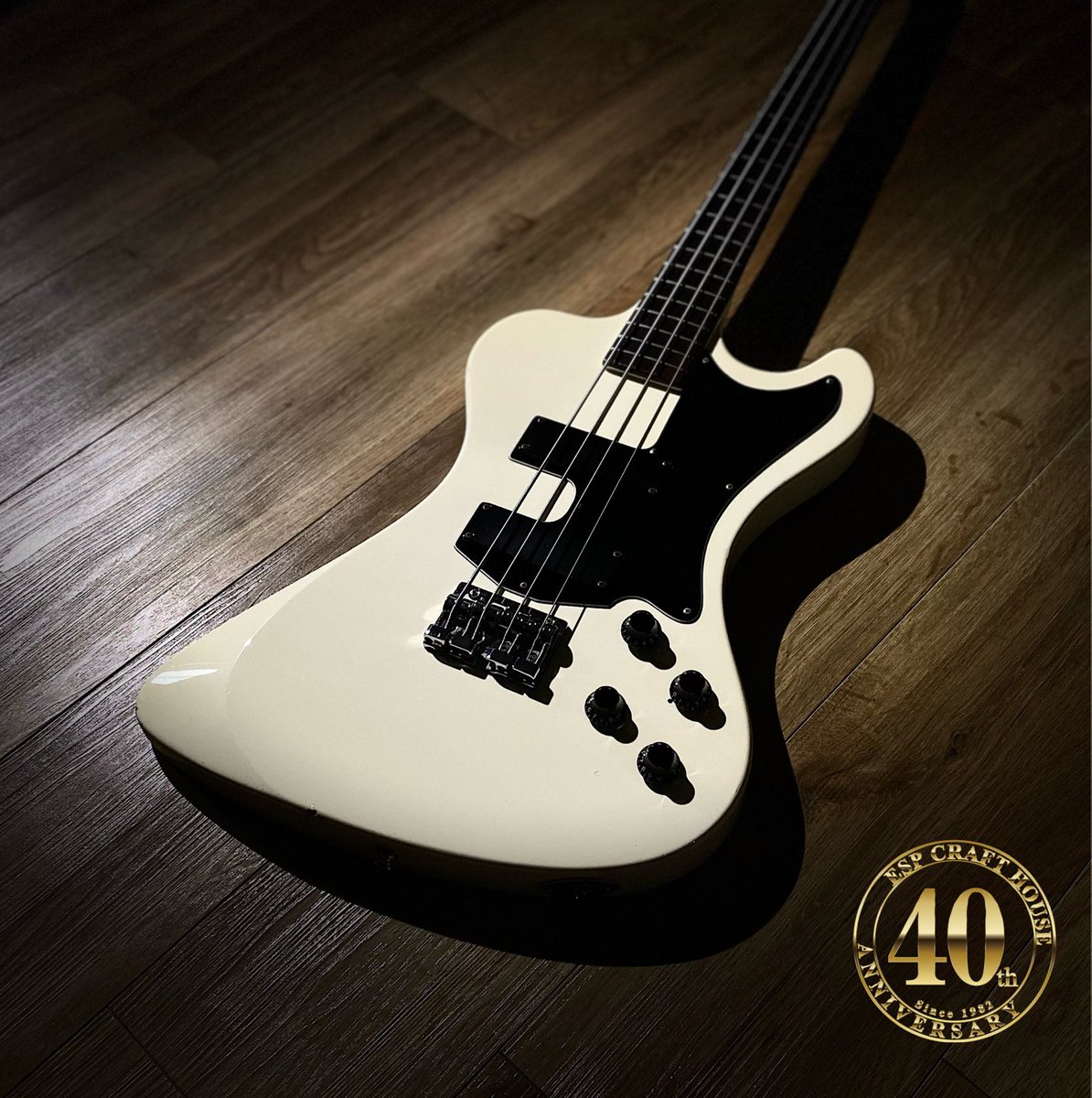 espcrafthouse's tweet photo. ESP CRAFT HOUSE 40th Anniversary Exhibition 《DIR EN GREY 薫・Toshiya・Die × ESP》

Toshiya

ESP
D-TR［RU-DRIVE］

Color : White

#direngrey 
#toshiya 
#esp渋谷40th 
#espmuseum https://t.co/lLkviirx9k
